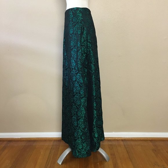 CLEARANCE -- JS collections Emerald Green Black patterned skirt - Picture 2 of 7